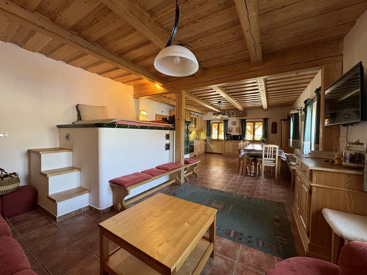 Pohled z obývací části se sedací soupravou