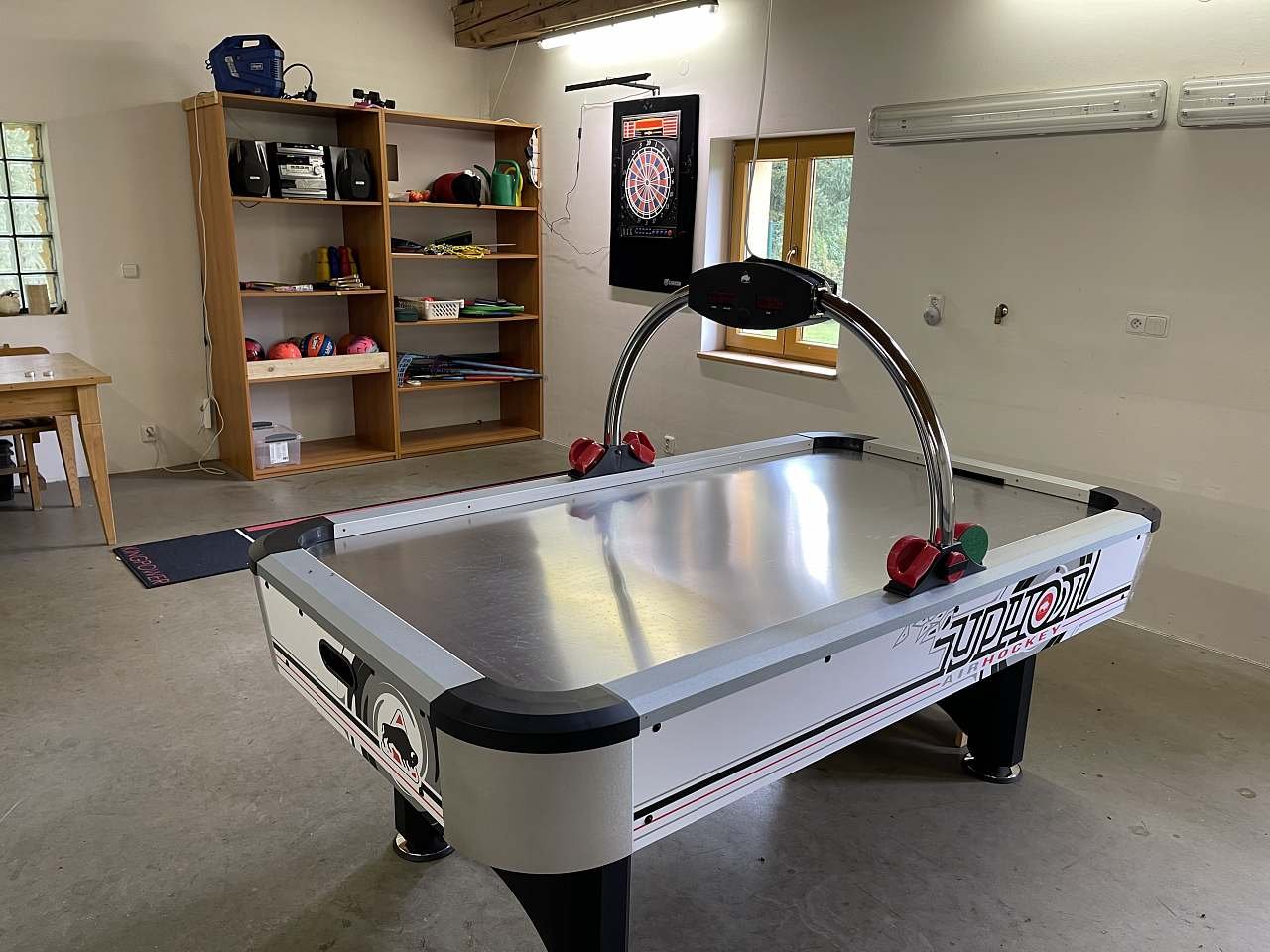 Společenská místnost - air hockey, šipky