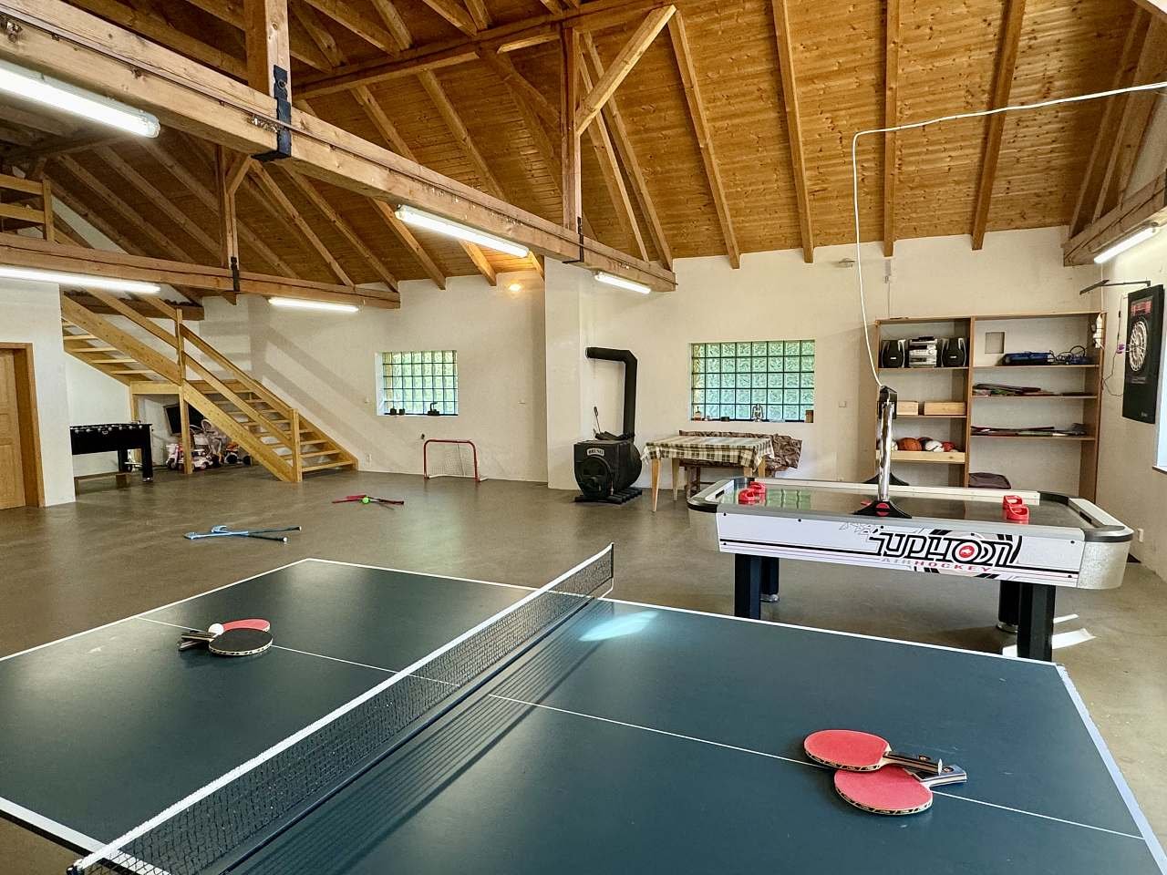 Společenská místnost - pingpong, air hockey, šipky, florbal, fotbálek