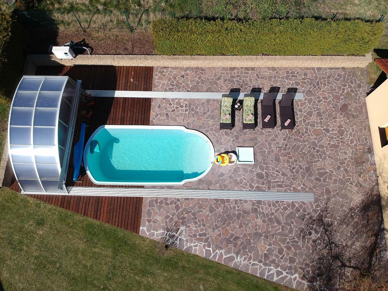 Pohled na bazén a terasu s lehátky