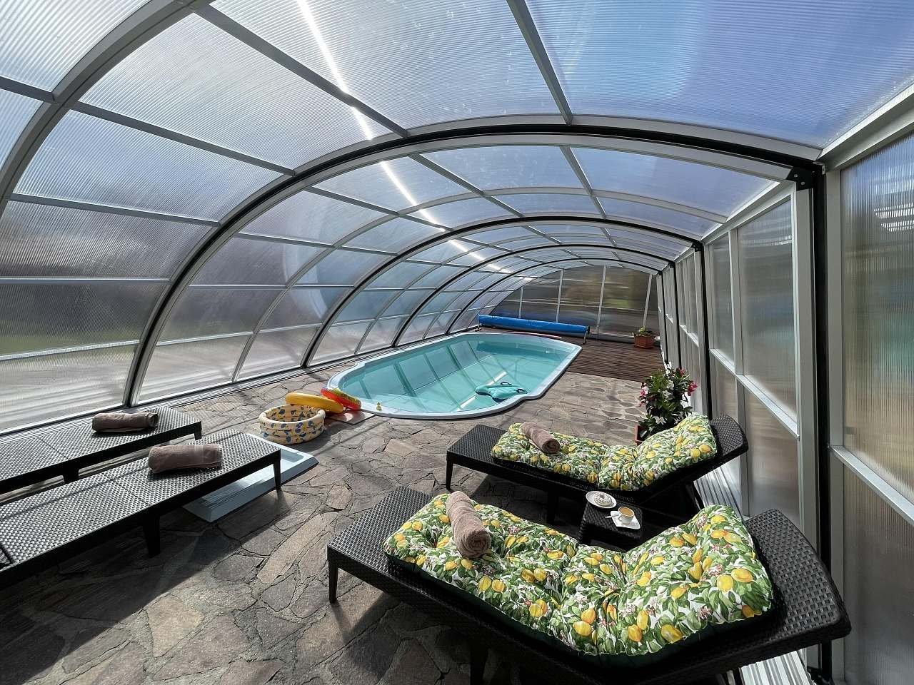 Vyhřívaný bazén se zataženým zastřešením