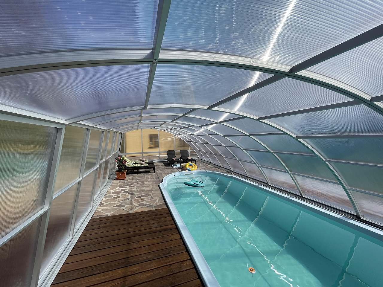 Vyhřívaný bazén se zataženým zastřešením