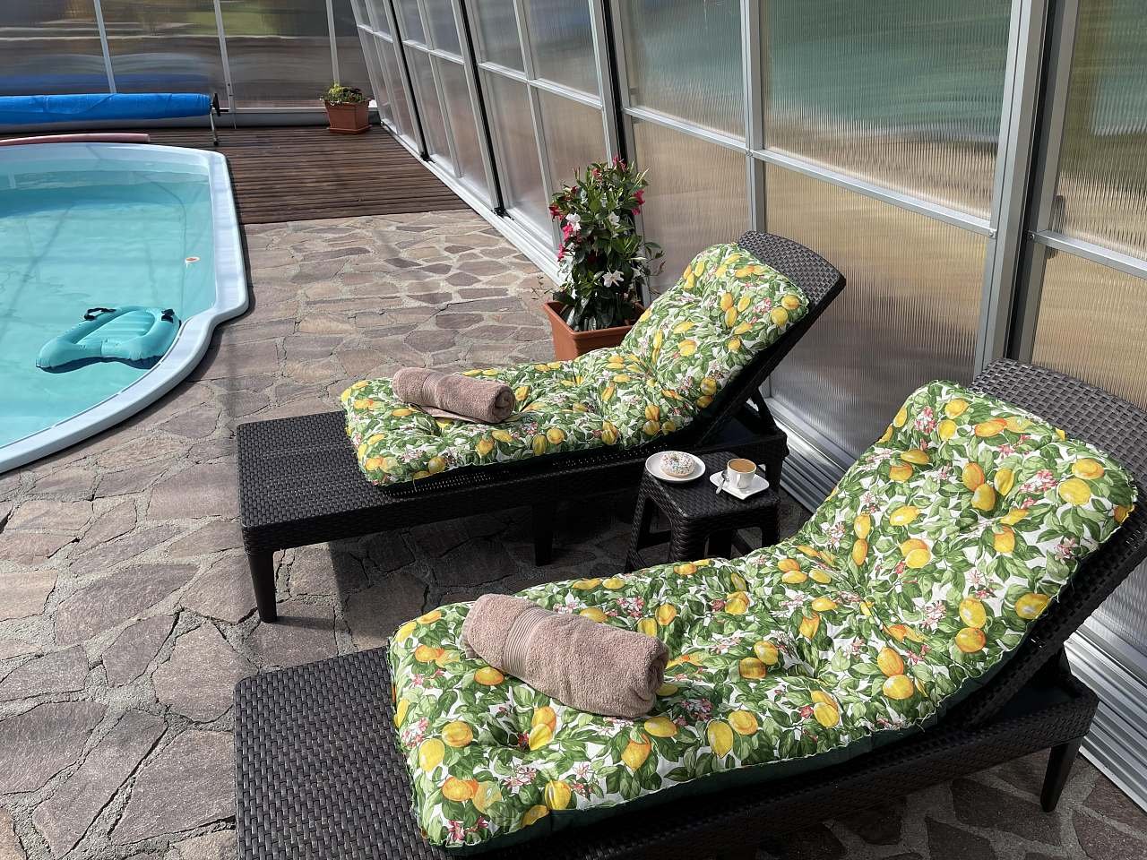 Lehátka u vyhřívaného zastřešeného bazénu