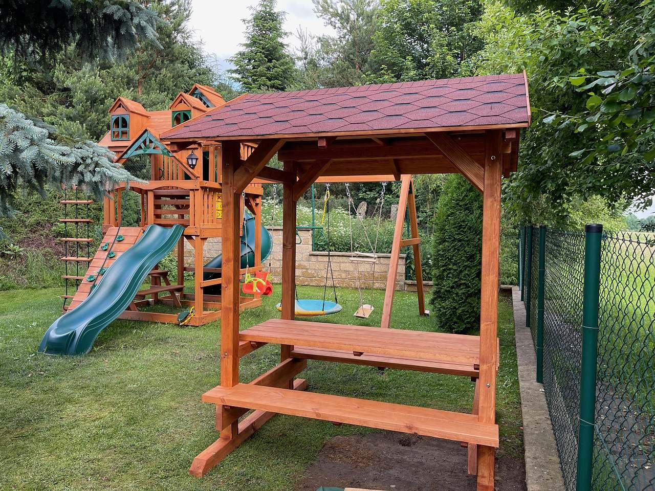 Posezení u dětského hřiště