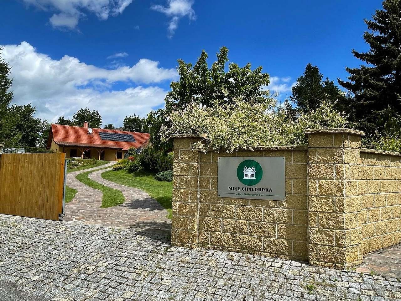 Moje Chaloupka - pohled od příjezdové brány