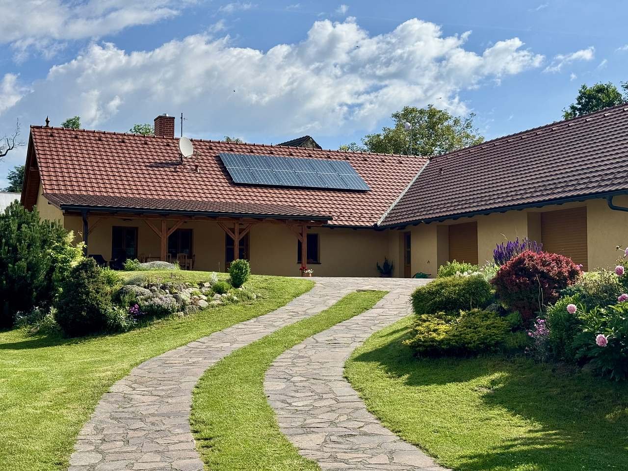 Pohled na chalupu od vjezdu