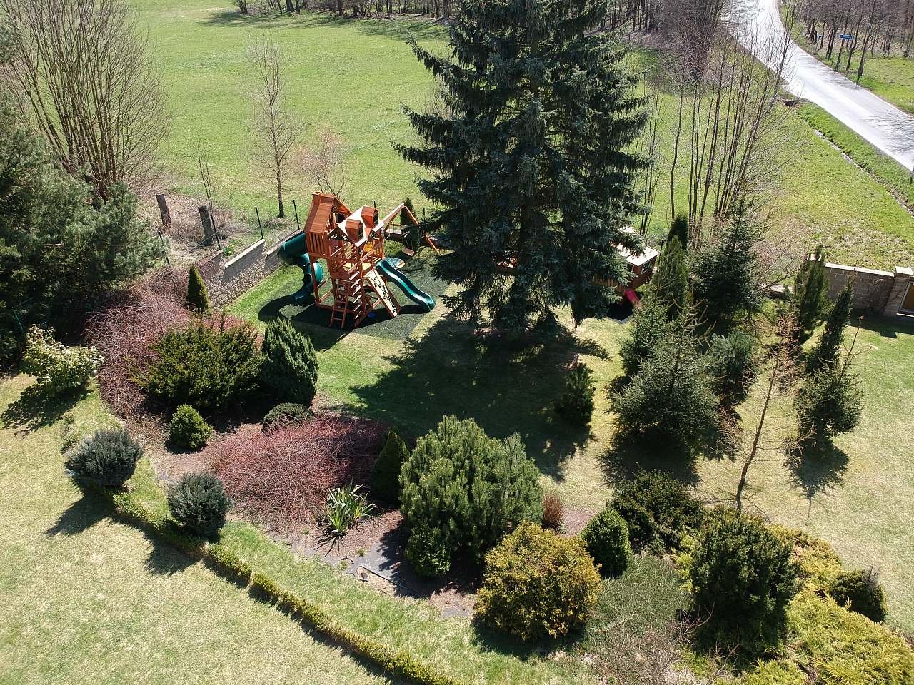 Pohled na zahradu s dětským hřištěm