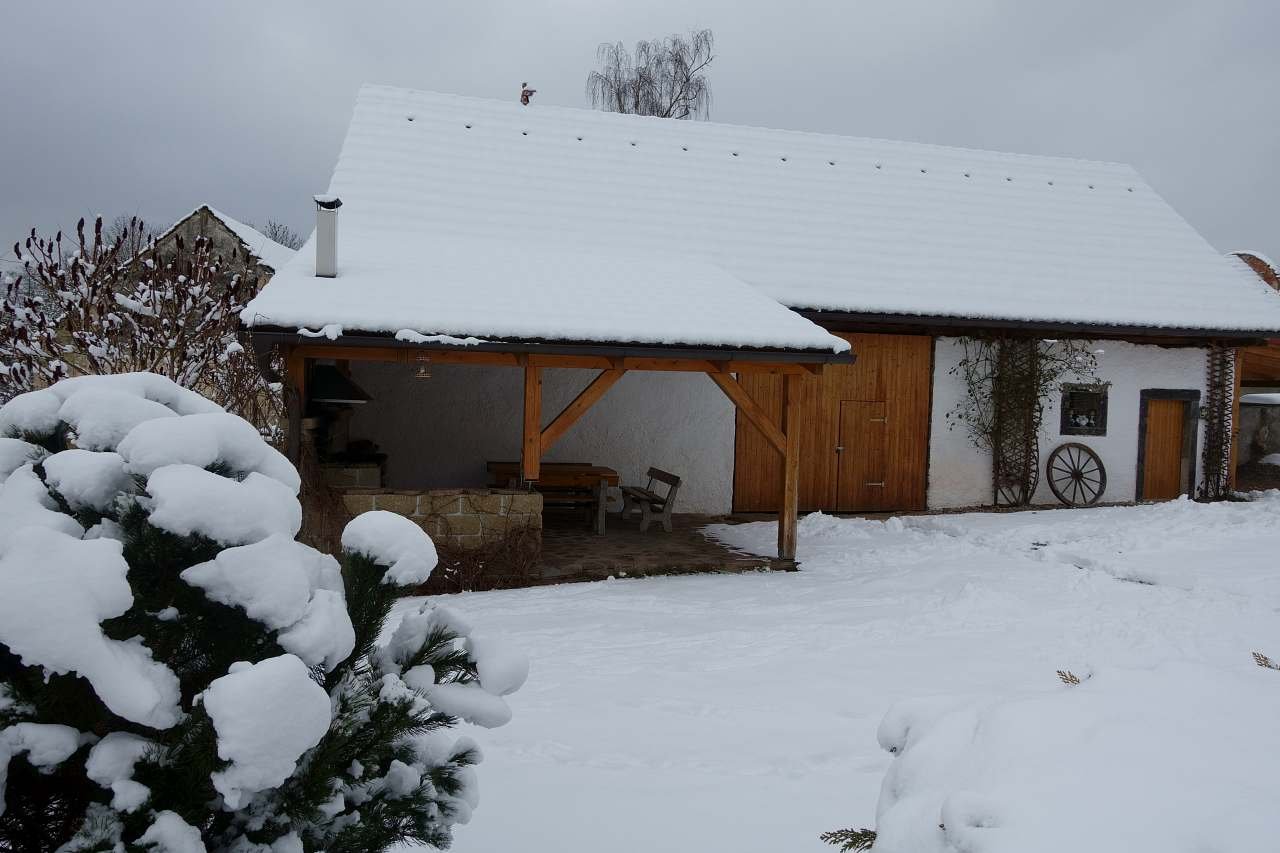 Venkovní posezení s grilem a stodola