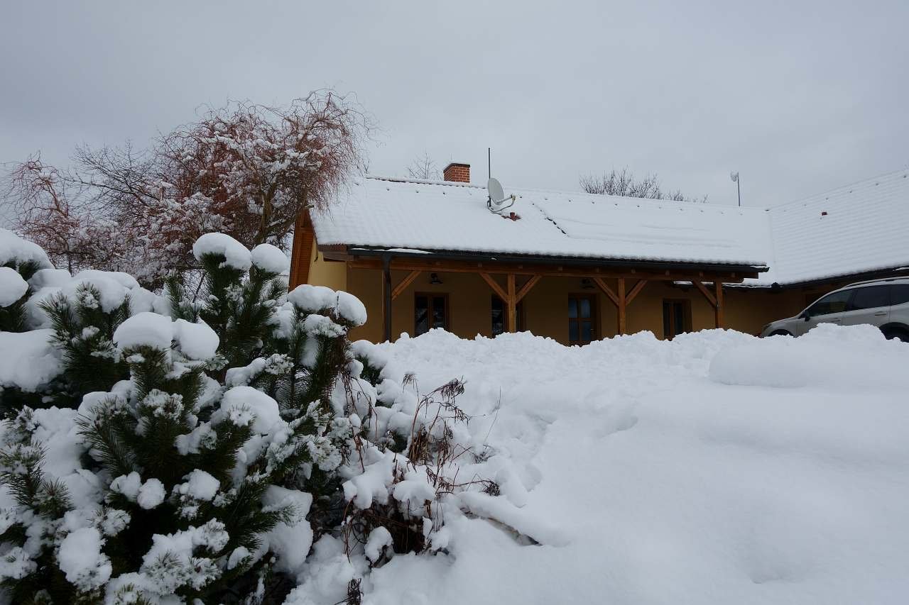 Zasněžený pohled na chalupu